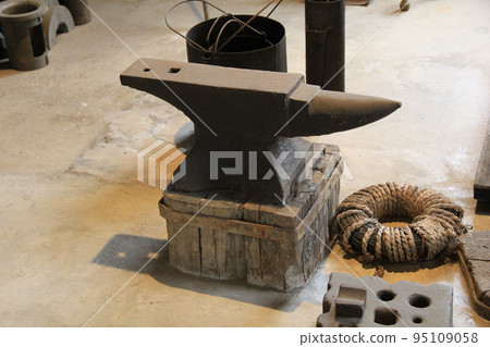工具/生鏽的鐵砧 工具/生鏽的鐵砧 95109058
