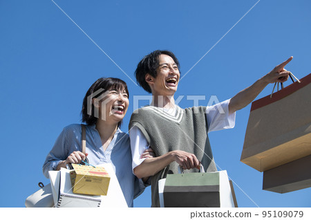 情侶戀人情侶購物購物藍天圖片 95109079