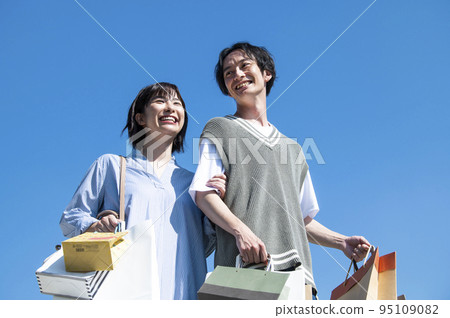 情侶戀人情侶購物購物藍天圖片 95109082