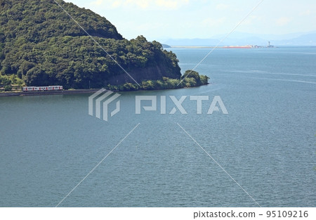 一輛當地的柴油車夾在山頂和大海之間 95109216