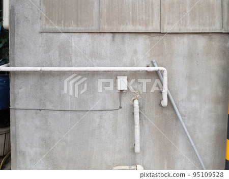 Housing: The outer wall of an old deteriorated house 95109528