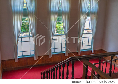 松江城Kounkaku樓梯和窗戶(島根縣松江市) 松江城Kounkaku樓梯和窗戶(島根縣松江市) 95109620