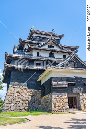 藍天下的松江城(島根縣松江市) 藍天下的松江城(島根縣松江市) 95109675