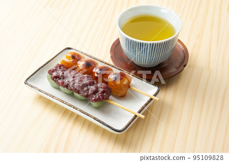 Mitarashi dango 和草 dango 有穀物背景 Mitarashi dango 和草 dango 有穀物背景 95109828