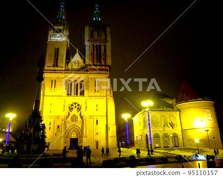 薩格勒布大教堂在冬天,克羅地亞 薩格勒布大教堂在冬天,克羅地亞 95110157