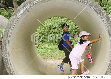 孩子們在管道周圍跑來跑去 孩子們在管道周圍跑來跑去 95110693