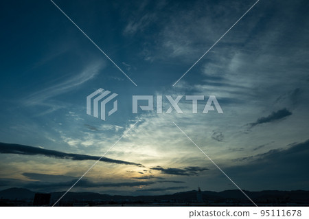 The sky before dawn in summer in Kyoto 95111678