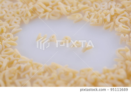 字母形狀的意大利面 字母形狀的意大利面 95111689