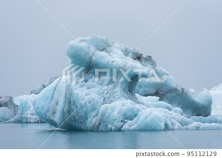 Melting floating icebergs in Jokulsarlon, Iceland 95112129