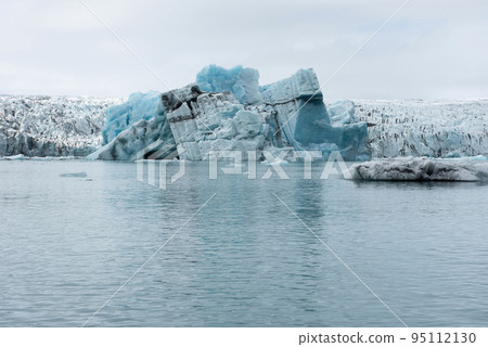 Melting floating icebergs in Jokulsarlon, Iceland 95112130