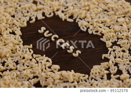 字母形狀的意大利面 95112578