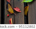 秋天:落在長凳上的彩色葉子 秋天:落在長凳上的彩色葉子 95112802