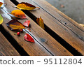 秋天:落在長凳上的彩色葉子 秋天:落在長凳上的彩色葉子 95112804