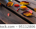 秋天:落在長凳上的彩色葉子 秋天:落在長凳上的彩色葉子 95112806