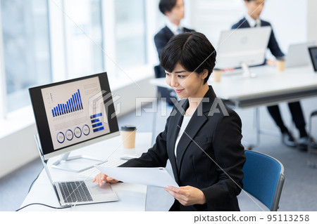 在辦公室工作的女商人 95113258