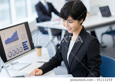 在辦公室工作的女商人 95113259