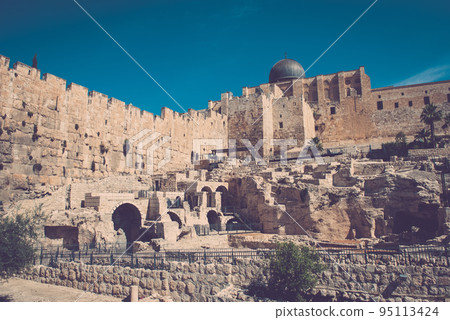 Ruins of the Ophel walls, Jerusalem 95113424