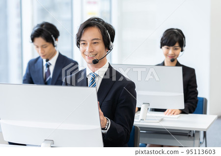 在呼叫中心工作的年輕商人 95113603