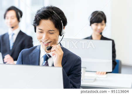 在呼叫中心工作的年輕商人 95113604