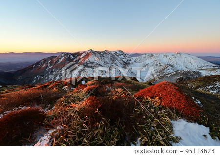 極好的景色! Morgenroth 描繪了早晨陽光下的九重山脈和白雪皚皚的校園 極好的景色! Morgenroth 描繪了早晨陽光下的九重山脈和白雪皚皚的校園 95113623