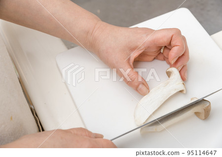 【中年家庭主婦用三德刀切平菇】 95114647