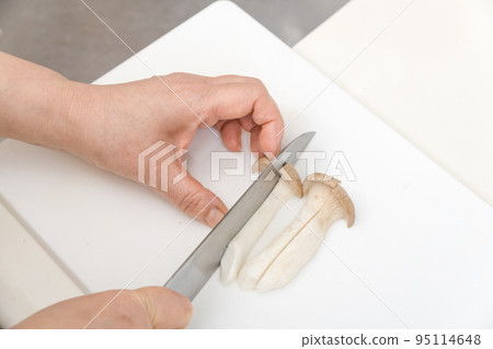 【中年家庭主婦用三德刀切平菇】 95114648