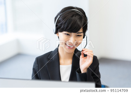 在呼叫中心工作的年輕商業女人 95114709