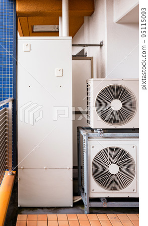 Saving electricity and surviving the winter with Eco Cute [Image of an electric water heater] 95115093