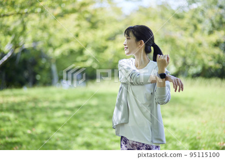 在公園鍛煉的日本年輕女子 95115100