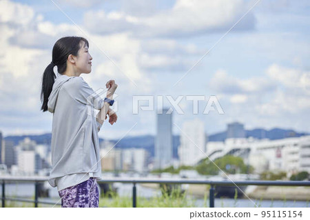 日本年輕女子在戶外鍛煉 95115154