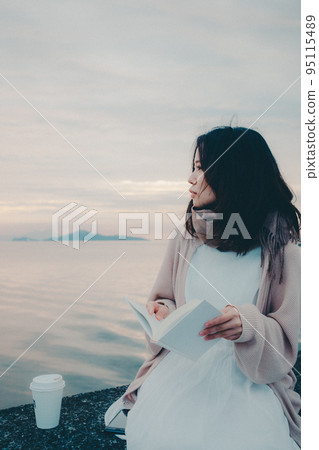 日出美麗的女人的照片 95115489