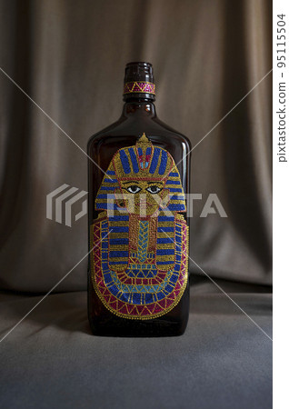 Hand drawn image of King Tutankhamun on a glass bottle 95115504