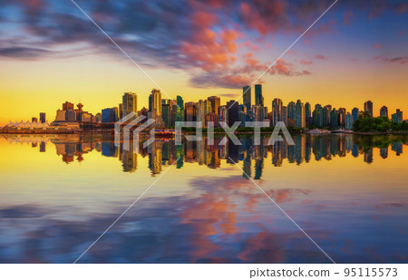 Sunset skyline of Vancouver downtown from Stanley Park 95115573