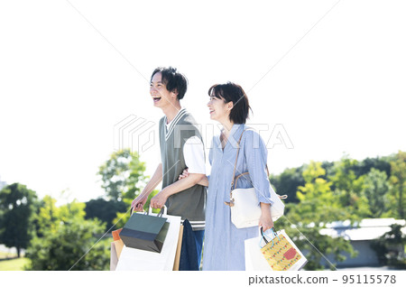 A couple enjoying shopping 95115578