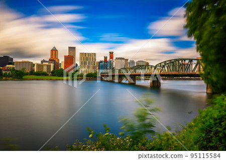 Portland downtown, Hawthorne Bridge and the Willamette River in Portland, Oregon 95115584