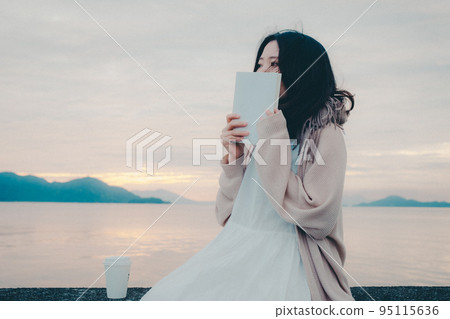 日出美麗的女人的照片 95115636