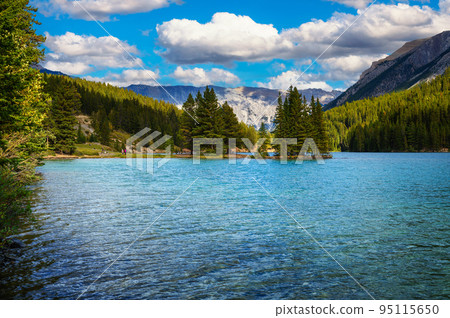 Two Jack Lake in Banff National Park, Canada 95115650