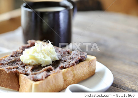 豆醬奶油吐司和牛奶咖啡 95115666