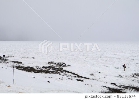 Abashiri coast with drift ice 95115674