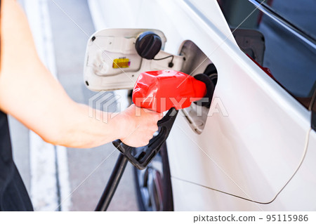 在加油站加滿汽油 [原油價格飆升的圖片] 95115986