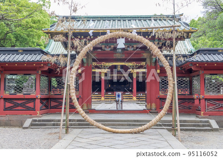 A symbolic circle of sacred rope, or shimenawa, at Nezu Shrine, Ueno, Tokyo, Japan. 95116052