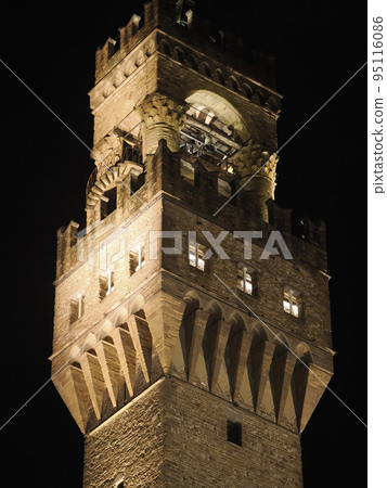 florence signoria place palazzo vecchio at night view 95116086