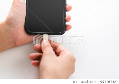 女人的手給智能手機充電 女人的手給智能手機充電 95116142