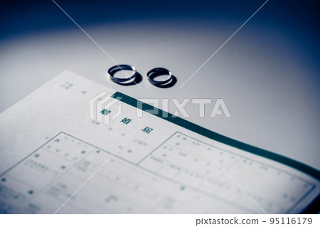 桌上的離婚文件和戒指 桌上的離婚文件和戒指 95116179