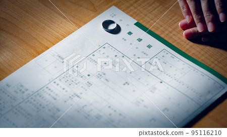 woman filing for divorce 95116210