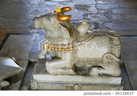 Idol of lord Nandi in a small temple in the Kirti Mandir complex, the cenotaph of the Gaekwads, Vadodara, Gujarat, India 95116637