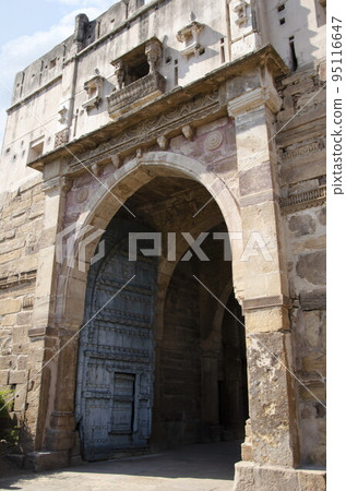 Beautifully carved Hira Bhagol or Gate, the eastern gate named after it's architect, Hiradhar, located in Dabhoi, Gujarat, India 95116647