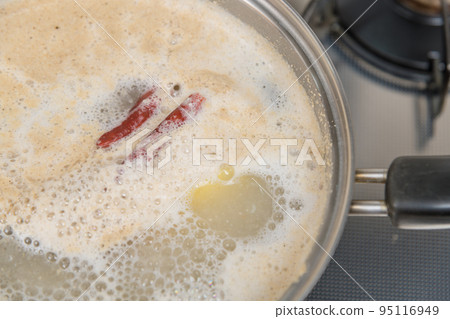 [將竹筍煮沸，將麩皮和鷹爪放入鍋中煮沸，以免溢出。] 95116949