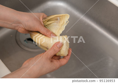 [將煮好的竹筍去皮] 95116953