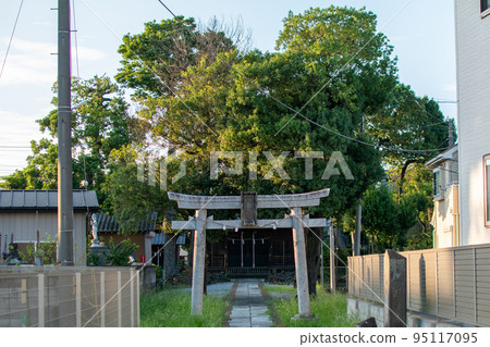 住宅區神社的牌坊 95117095